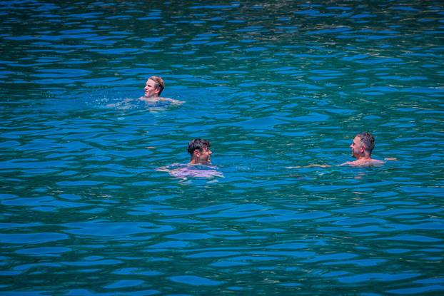 Gužva na splitskoj plaži Kasjuni podno Marjana