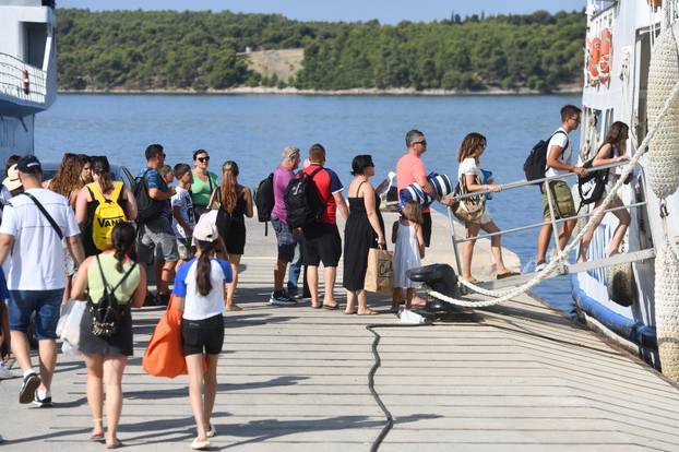 Šibenik: Spas od vru?ina mnogi su odlu?ili potražiti na otocima 