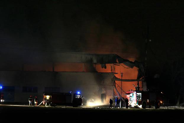 Osijek: Veliki broj vatrogasaca gasi požar u jednoj od hala tvrtke Drava International