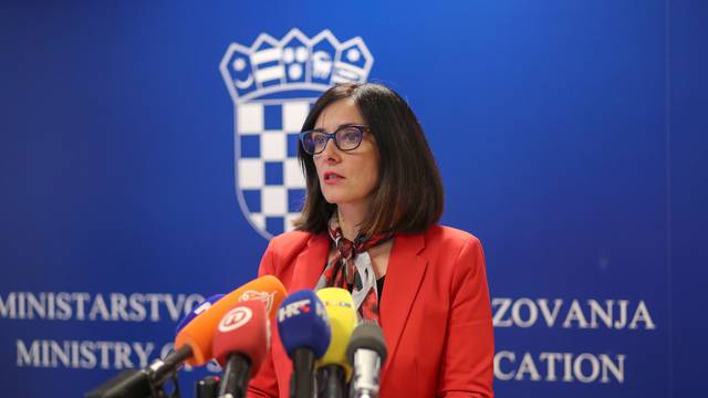 Zagreb: Blaženka Divjak održala izvanrednu konferenciju za medije