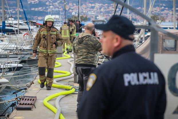 Split: Požar u lučici Špinut