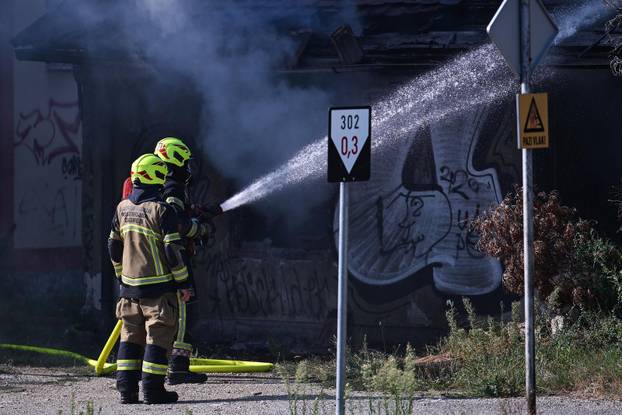 Zagreb: Požar u napuštenoj baraci kod Zapadnog kolodvora