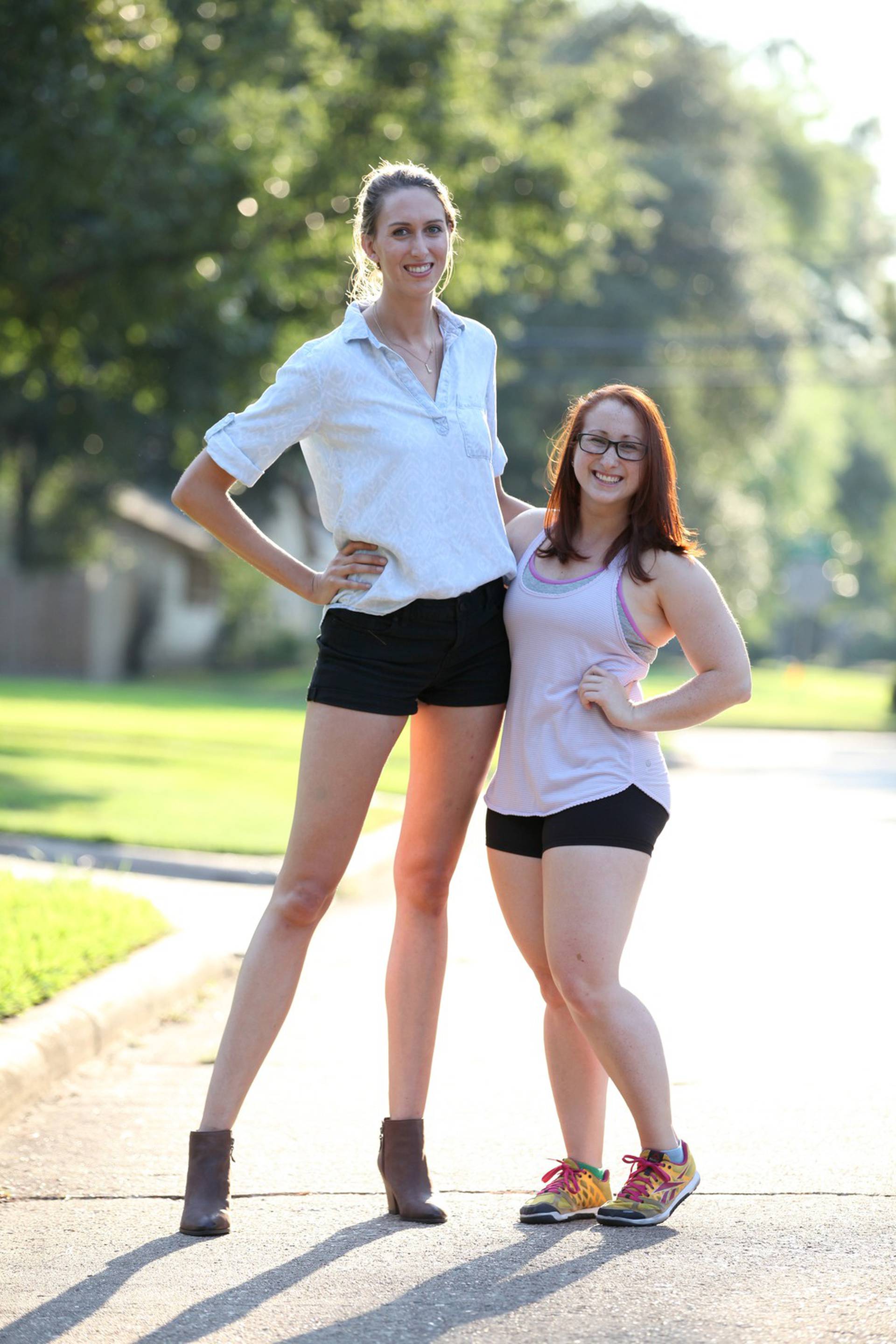 Tall teen. Лорен Уильямс. Tall women Чейз Кеннеди. Зринка Tall. Крупные высокие женщины в шортах.