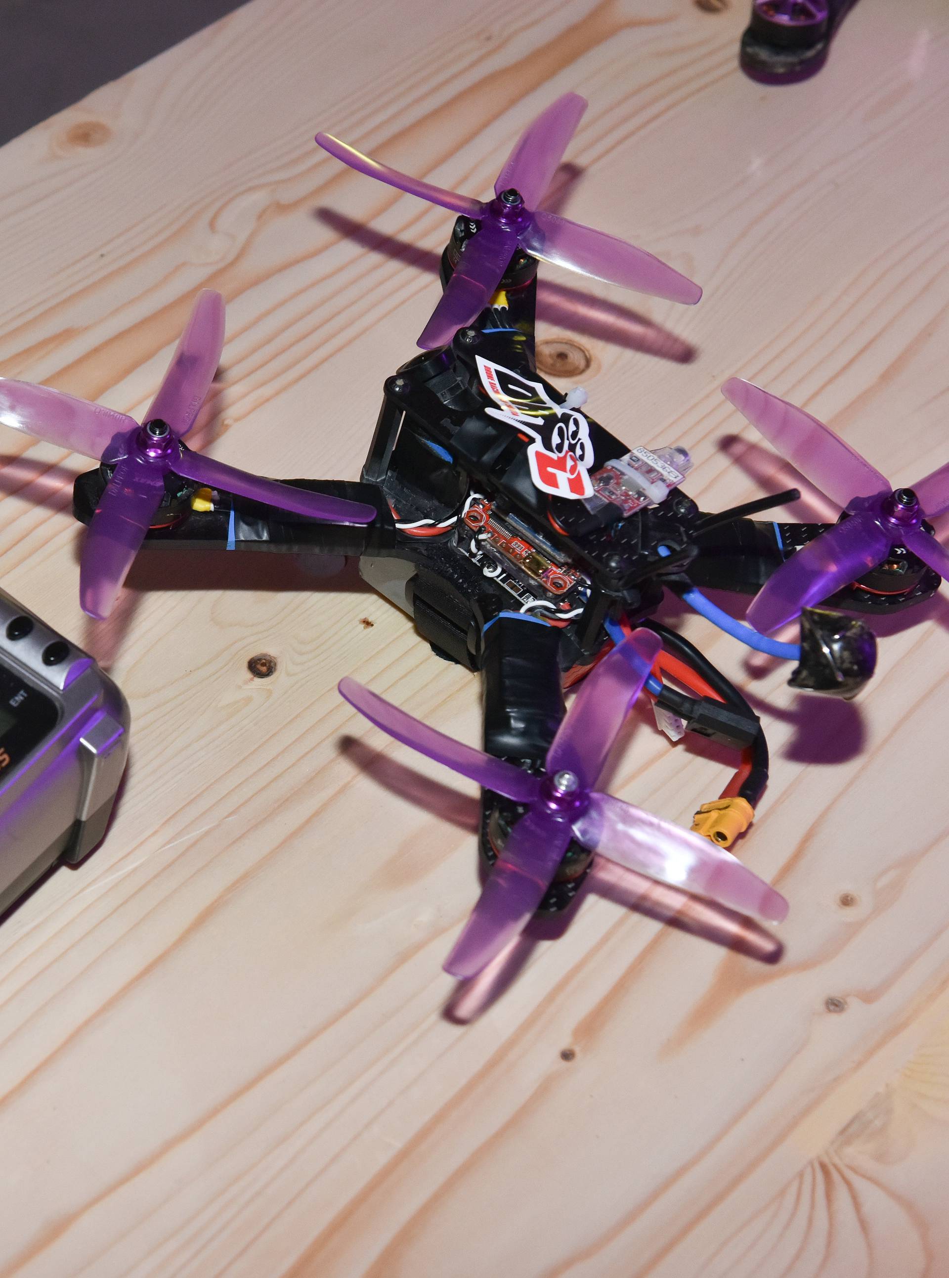 Dronovi jurili dvoranom: Ako treba, lete i do 120 km na sat