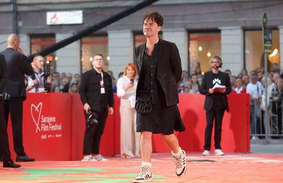 Irski redatelj prošetao crvenim tepihom na Sarajevo film festivalu u suknji i tenisicama
