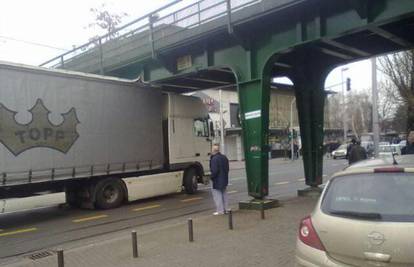 Zagreb: Teretnim kamionom je zakačio tramvajske vodove 