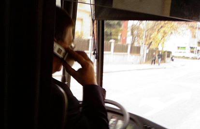 Zagreb: Dok je vozio bus, vozač je pričao na mobitel