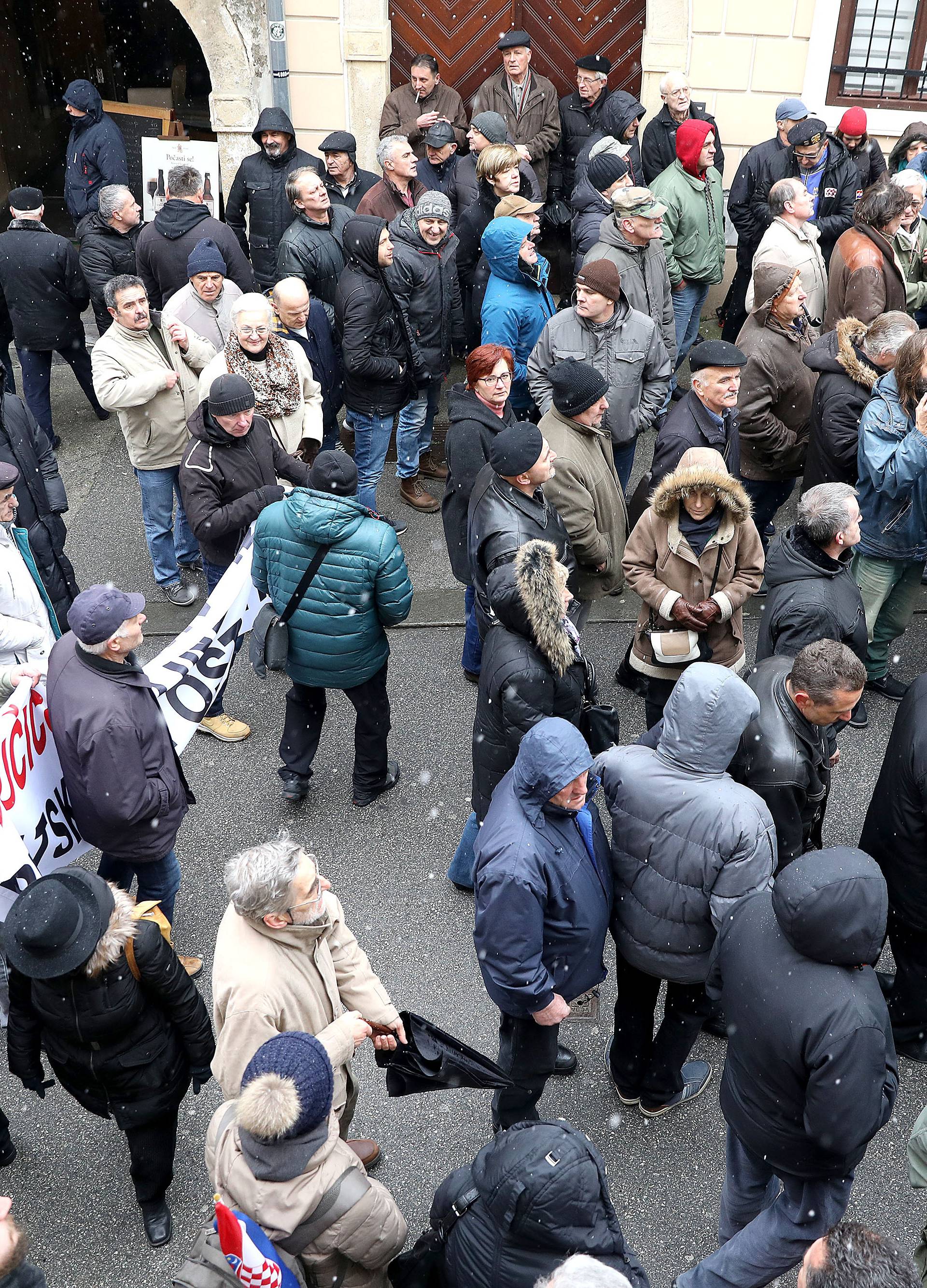 Prosvjednici došli do Kamenitih vrata, dalje ne mogu: 'Izdaja!'