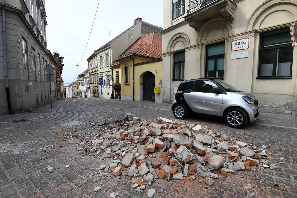 U Mesničkoj se na ulicu sasuo crijep: 'To još od potresa nije sanirano, zato se sad urušio!'