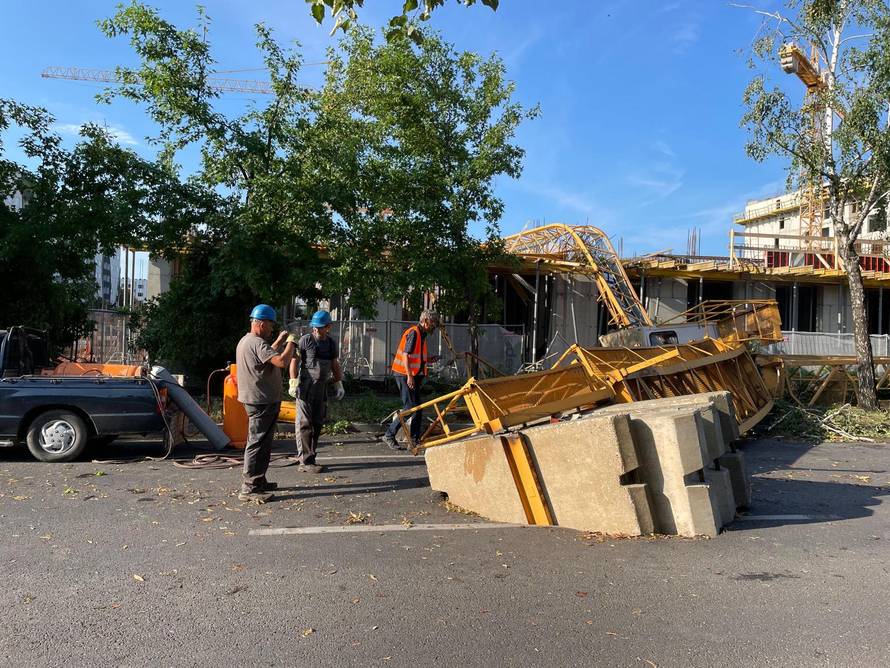 Zagreb jutro poslije megaoluje: Ostaci grana na ulicama, u tijeku sanacija štete i čišćenje