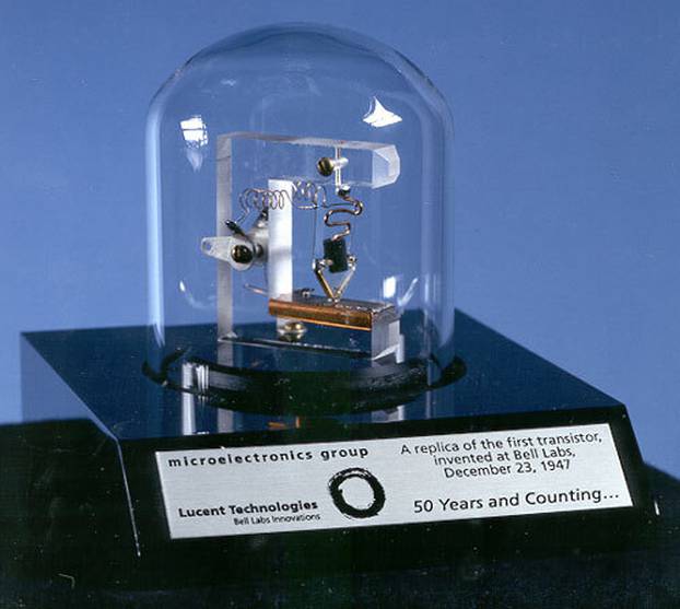 storyeditor/2023-12-22/Replica-of-first-transistor.jpg