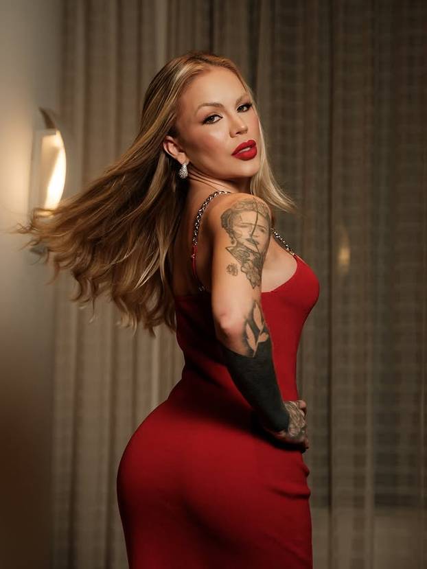 FOTO Slikala se gola na snijegu i riskirala zdravlje zbog fanova: 'Završila sam na hitnoj...'