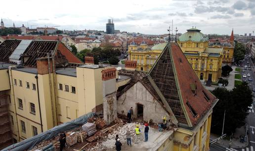 FOTO Pogled iz zraka na zgradu u Klaićevoj s koje se urušio dio fasade i skela: Uništena 4 auta