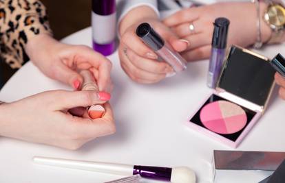Od hladnjaka do miješanja formula: 8 načina čuvanja šminke i omiljene kozmetike
