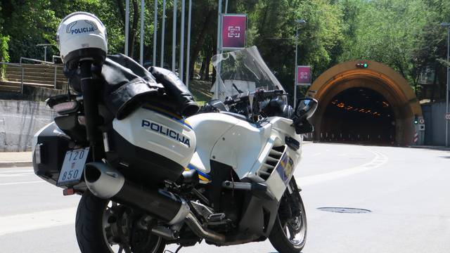 Zatvoren tunel Marjan, teret iz kombija otkinuo je ventilator