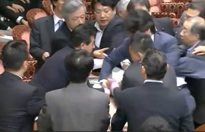 Tučnjava u parlamentu: Nakon svađe uslijedio fizički obračun