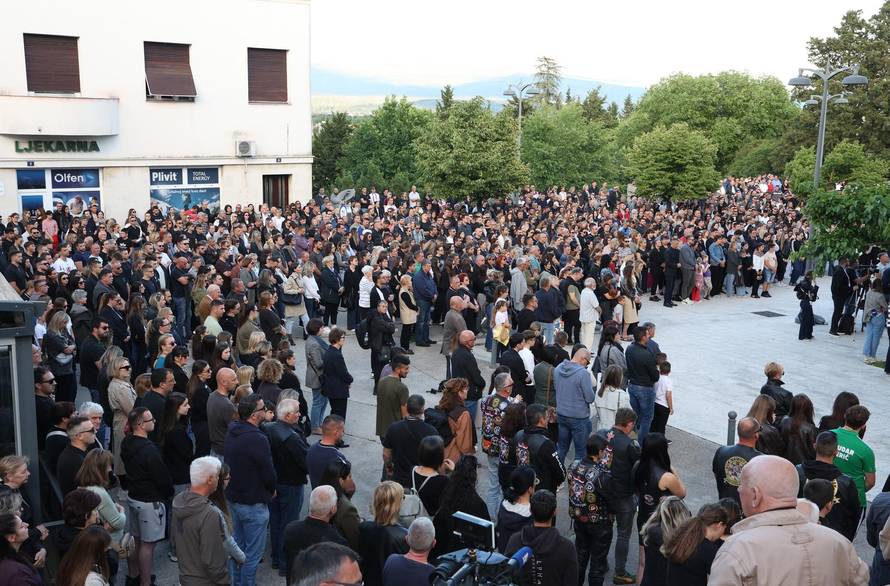 Drniš: Mirno okupljanje,prosvjed i molitva za ubijenog Luku Milovca
