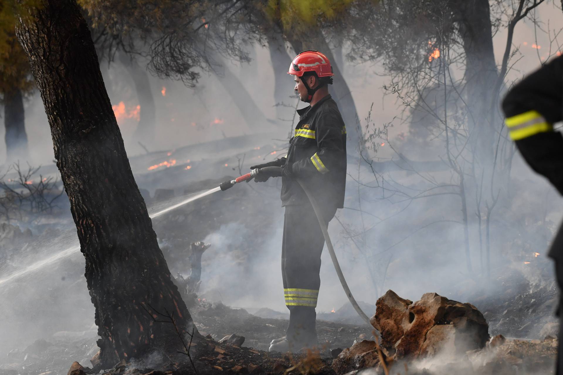 U blizini Trogira izbio požar, u gašenju pomažu i tri protupožarna aviona