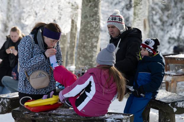 Zagreb: Građani uživaju u suncem okupanom Sljemenu 