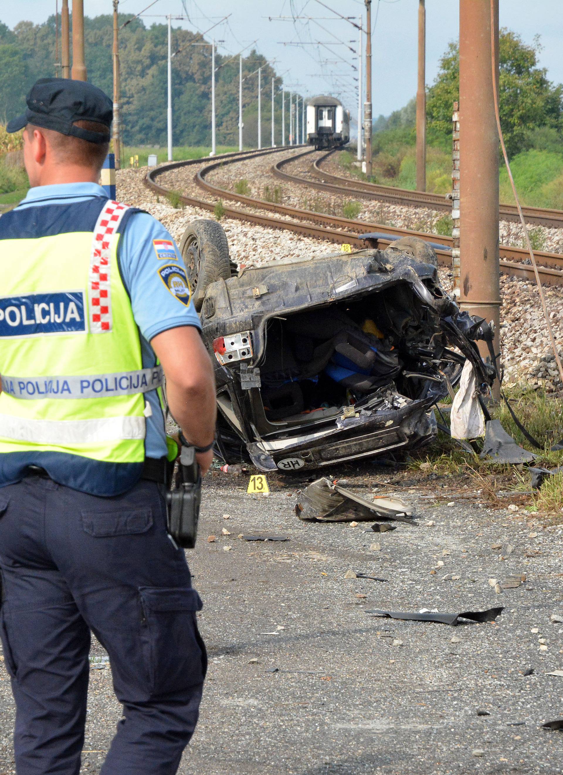 Donji Andrijevci: Jedna osoba smrtno stradala u naletu vlaka na automobil