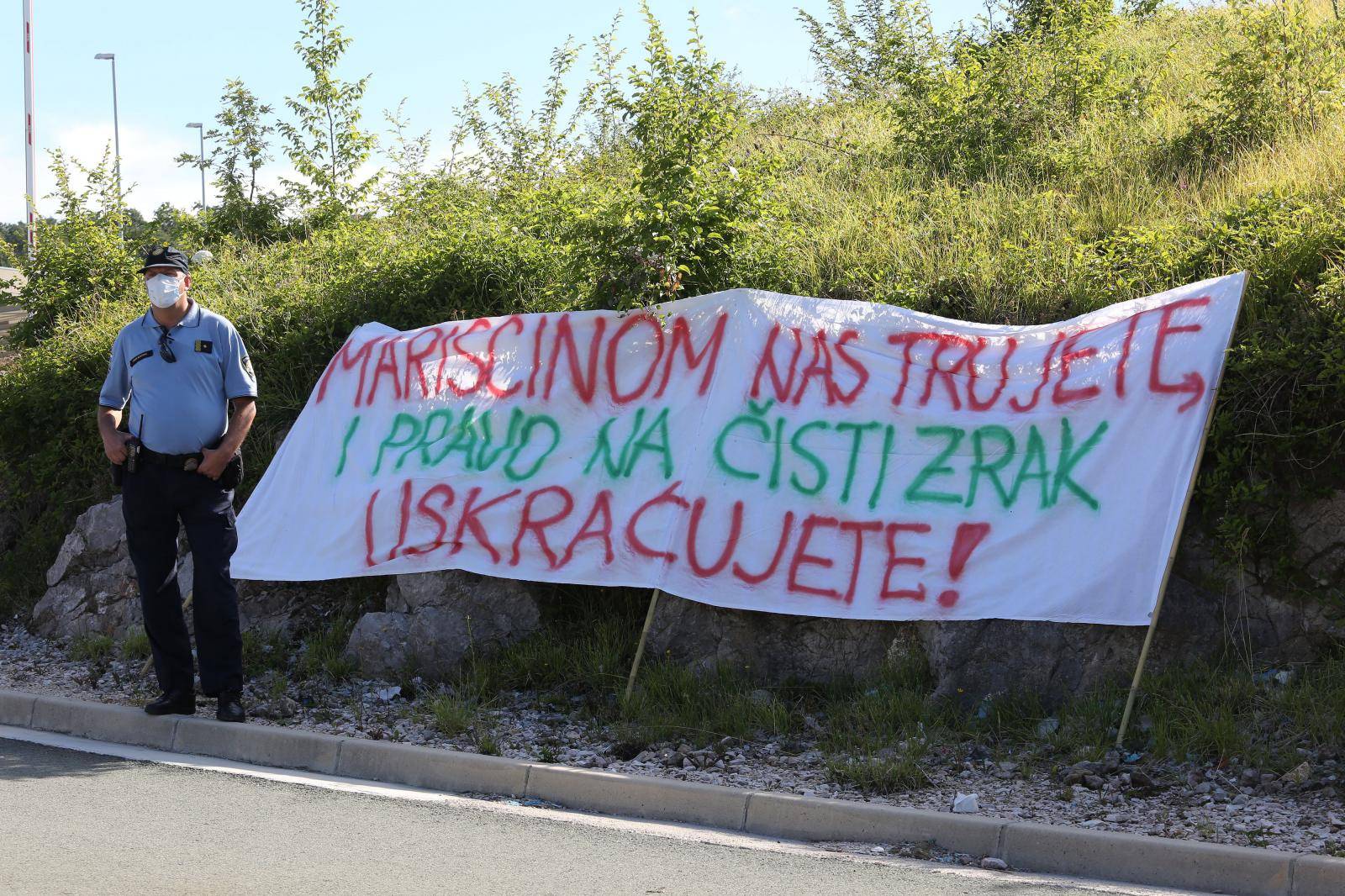 Prosvjedovali zbog otpada u Marišćini: Uskraćujete nam pravo na čisti zrak i trujete nas!