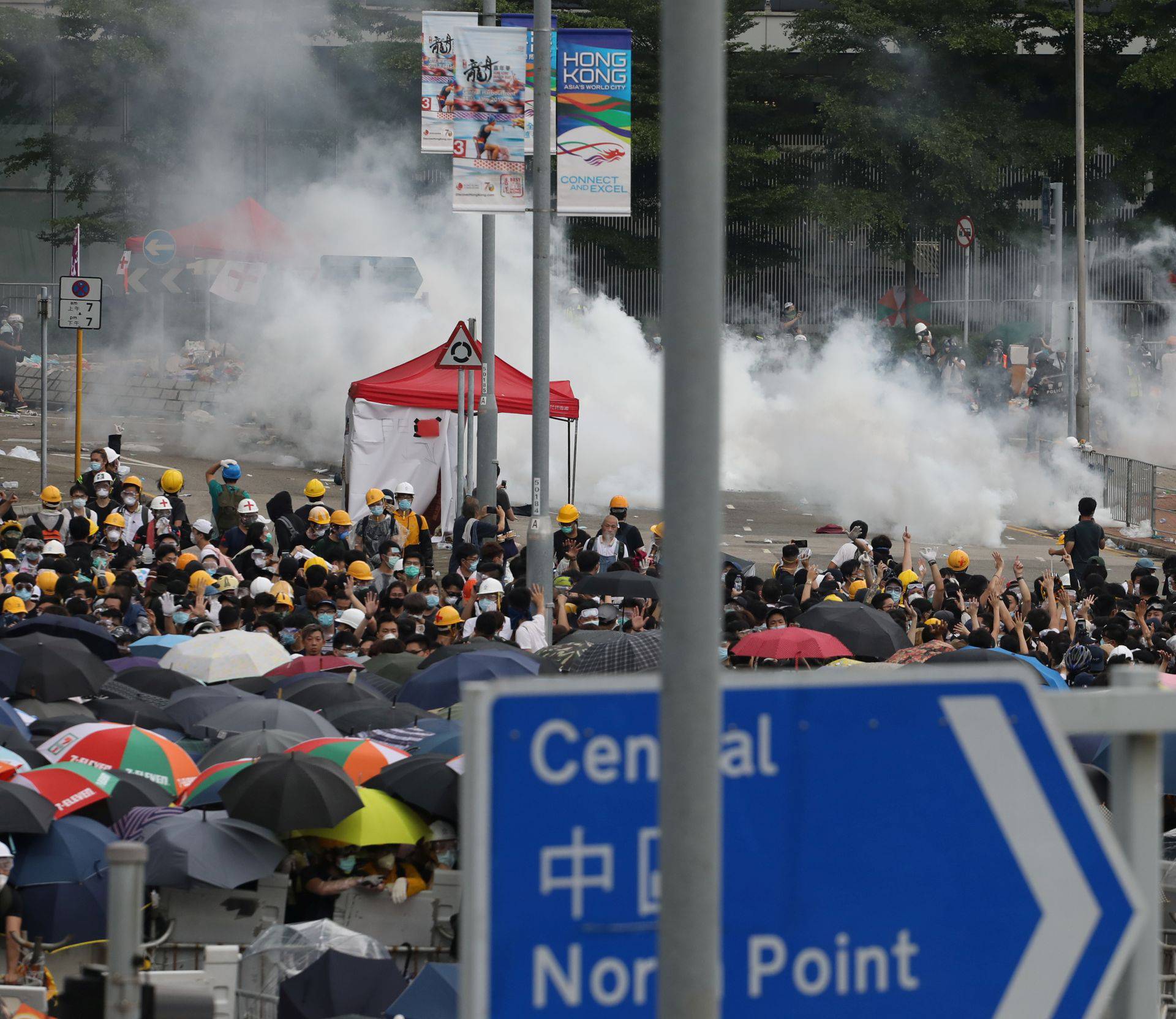 Veliki nemiri u Hong Kongu: Suzavcem gađaju prosvjednike