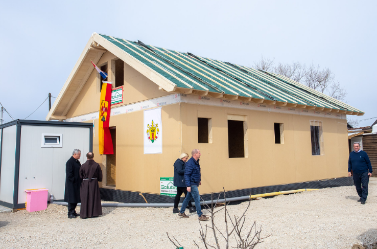 U Mošćenici je podignuta prva kuća iz projekta 'Krov za Hrvatsku' Željezanske biskupije