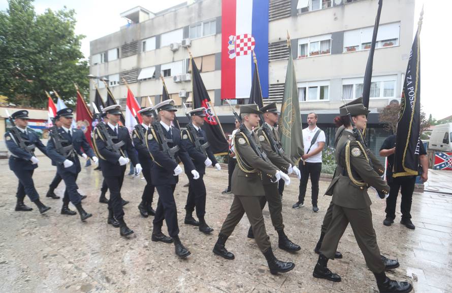 Sinj: Državni vrh položio vijence kod spomenika Franji Tuđmanu
