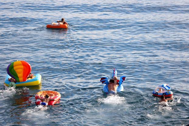 Rijeka: Riječke karnevalske mokre igre - Utrka napuhanaca