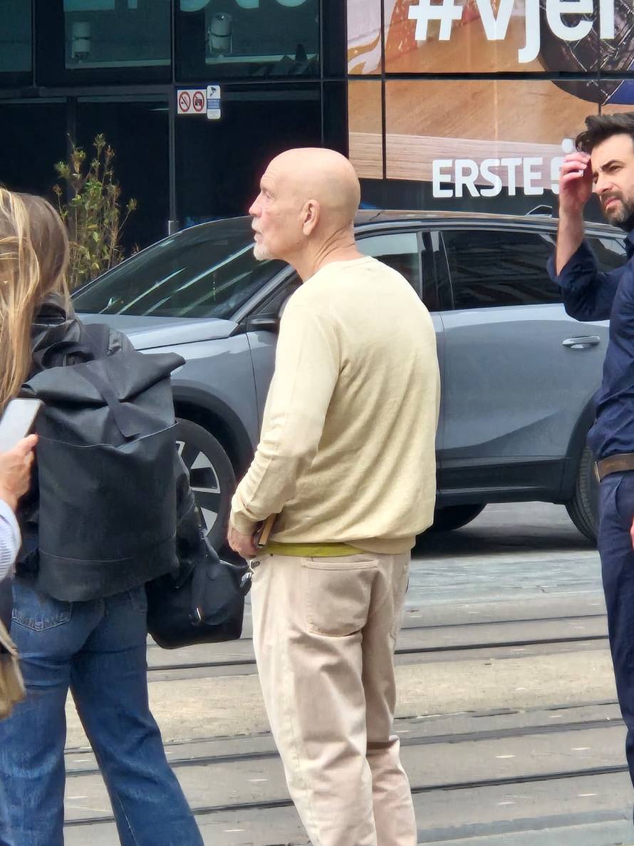 Legendarni glumac u Zagrebu! Malkovich na trgu s Popovićem Volarićem: 'Skupilo se ljudi...'