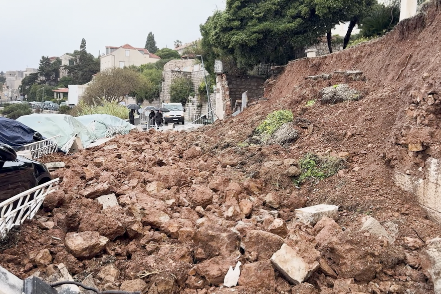 U Dubrovniku niz manjih odrona kamenja. Policija: 'Reguliramo promet. Nema ozlijeđenih'