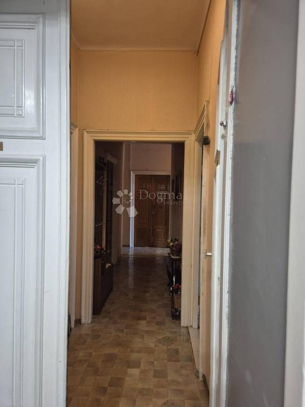 FOTO 'Namještaj iz doba Juge i bakina deka': Ovaj stan u Splitu prodaju za skoro 2 milijuna eura