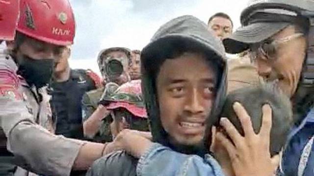 VIDEO Dječak preživio više od dva dana ispod ruševina nakon razornog potresa u Indoneziji