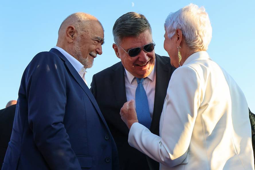 Zagreb: Uzvanici iz lože prate svečani vojni mimohod u povodu 30. obljetnice VRO Oluja