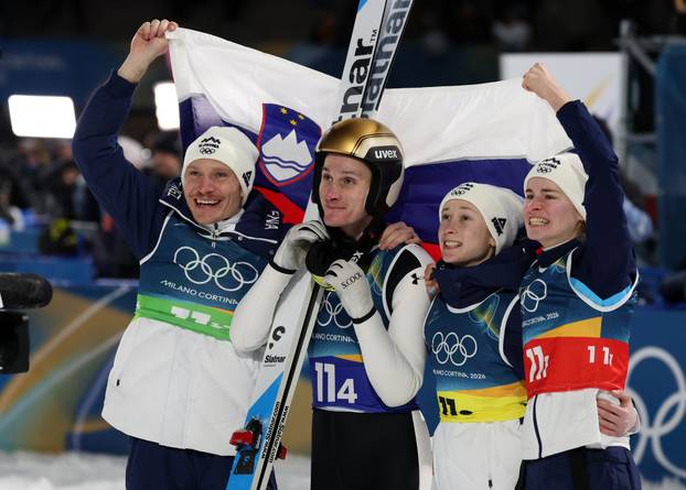 FOTO Slovenci prvi u skijaškim skokovima, brat i sestra osvojili zlato u curlingu, Shiffrin druga