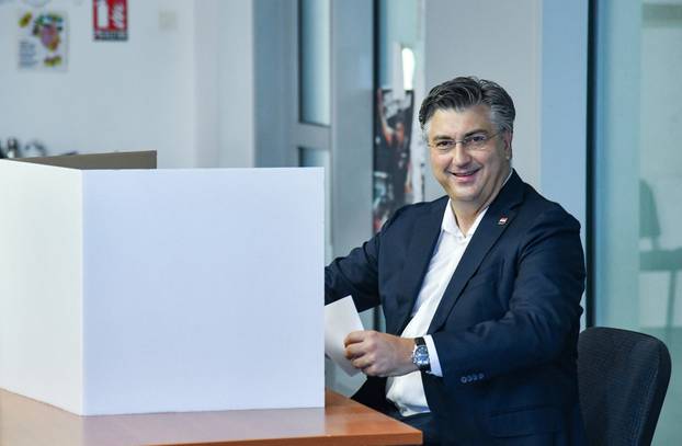 Zagreb: Kandidat za predsjednika Hrvatske demokratske zajednice Andrej Plenković glasovao na unutarstranačkim izborima HDZ-a