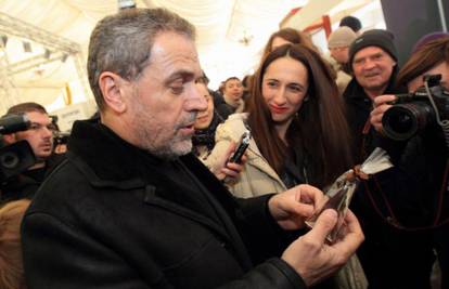 Bandiću na festivalu poklonio čokoladni penis: 'Fakin jedan'