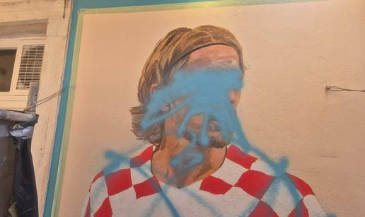 FOTO Sramota u Zadru: Netko je išarao mural Luke Modrića!