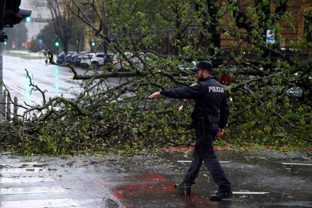 Zagreb:  Nevrijeme i jak vjetar srušili su nekoliko stabala u centru grada