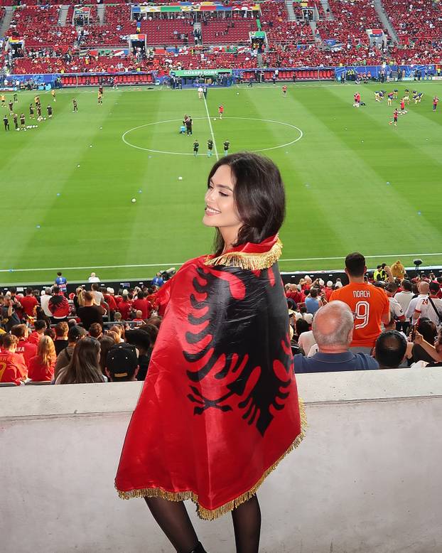 FOTO Pogledajte kako je fatalna Albanka proslavila pobjedu nad Srbijom. Neki su joj zamjerili