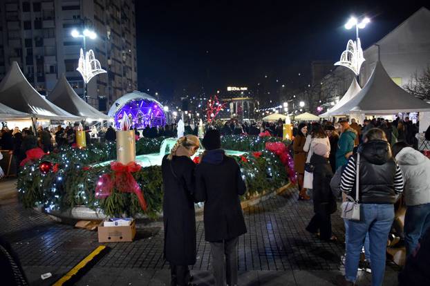 FOTO Blagdanska atmosfera na paljenju druge adventske svijeće u Slavonskom Brodu