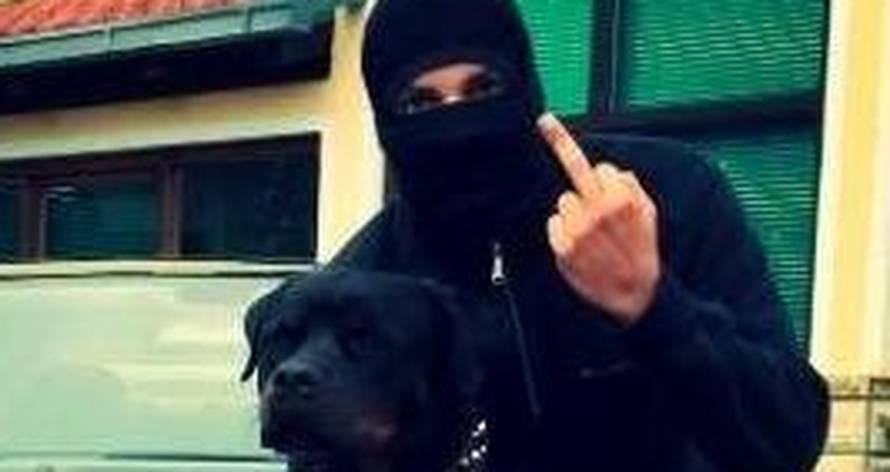 Ubojica roditelja stigao na sud, obrana: 'Rodbina ga posjećuje'