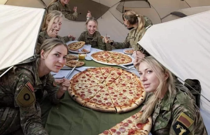 FOTO Vidite vojnikinje kako jedu pizzu? Zaškiljite i opet pokušajte. Evo što je na slici...