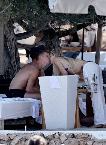*EXCLUSIVE* - Barcelona footballer Dani Olmo and his German girlfriend Laura Alba enjoy a relaxed day on the beach with friends in Ibiza