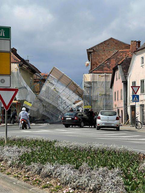 Karlovac: Zbog jakog vjetra srušila se skela i pala na auto