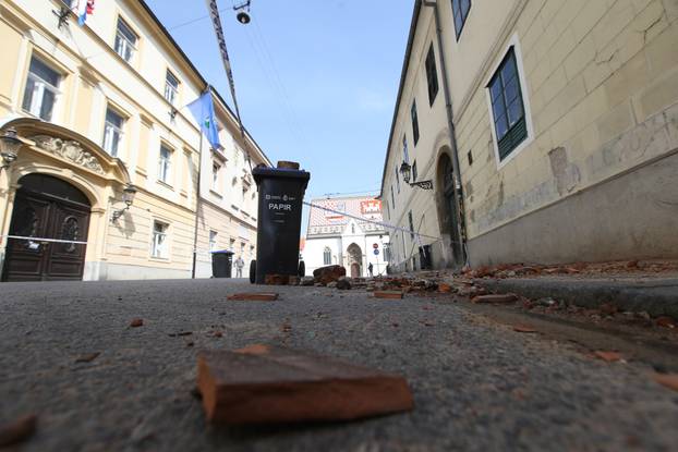 U pustom Zagrebu najviše je radnika koji saniraju krovišta nakon potresa