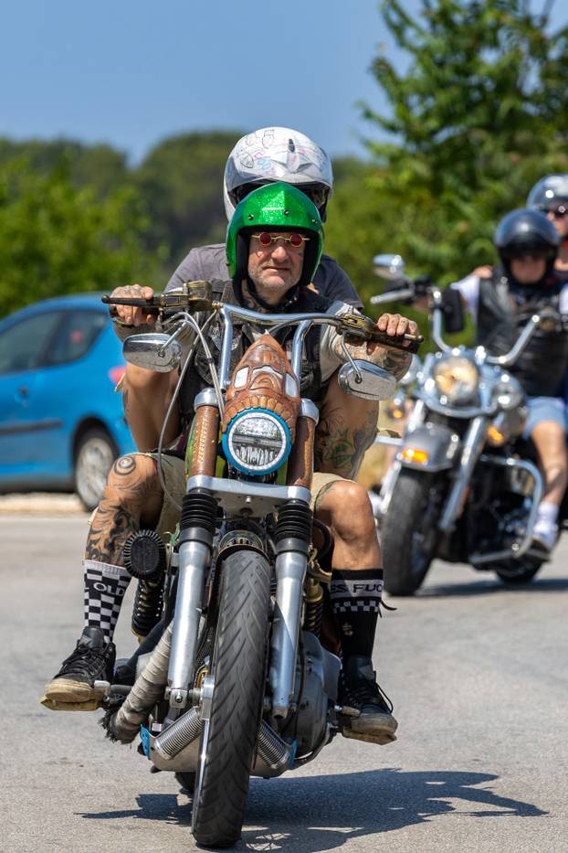 Nekoliko tisuća vlasnika Harley Davidsona prolazi kroz Pulu u defileu