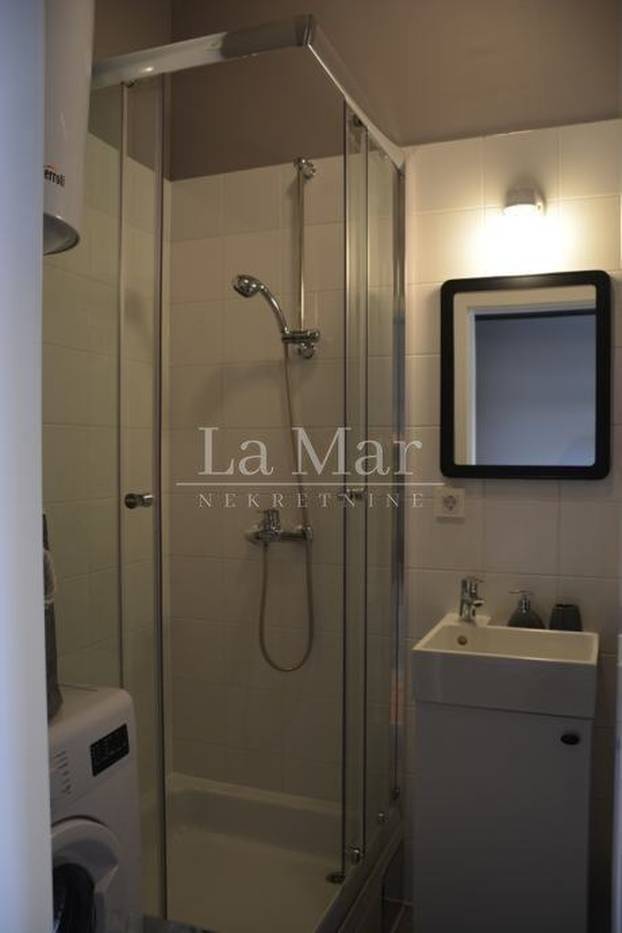 Ovo još niste vidjeli! Stolice po zidu, a krevet na 'stropu'. Ovih 18m2 u Zagrebu košta 122.000€