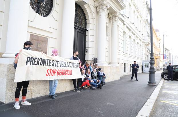 Zagreb: Blokade ulaza u Ministarstvo vanjskih i Europskih poslova, kao čin protesta protiv hrvatskog sudioništva u genocidu u Gazi