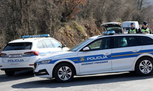 Motorom divljao po Šibeniku pa udario u auto, teško je ozlijeđen